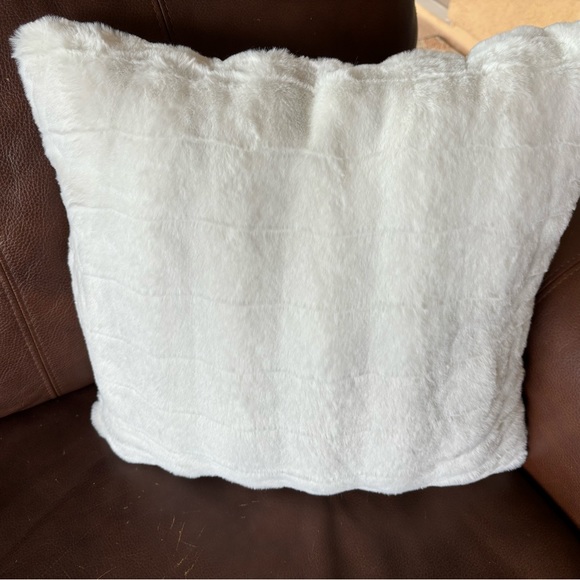 Faux fur pillow. - Picture 2 of 5